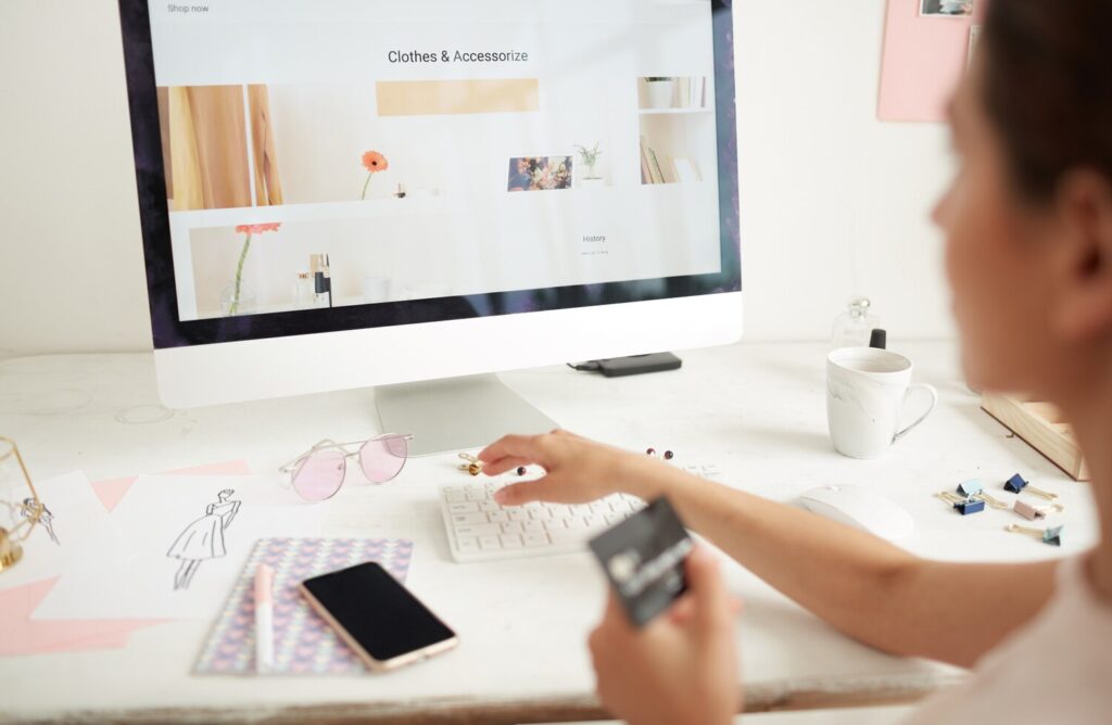 status oczekuje na przegląd WooCommerce